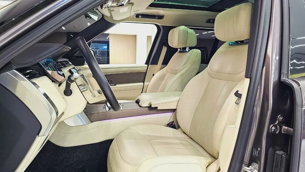 RANGE ROVER - VOGUE - FIRST EDITION - V8 P530 - GCC SPECS - UNDER WARRANTY - 2022 MODEL - GRAY/WHITE
