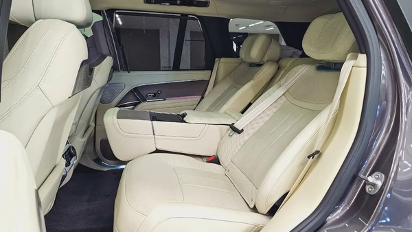 RANGE ROVER - VOGUE - FIRST EDITION - V8 P530 - GCC SPECS - UNDER WARRANTY - 2022 MODEL - GRAY/WHITE