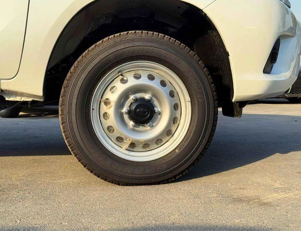 Toyota Hilux BASIC DOUBLE CABIN / 2.4L DIESEL A/T / CHROME HANDLE & REAL CHROME BUMPER (CODE # HD)