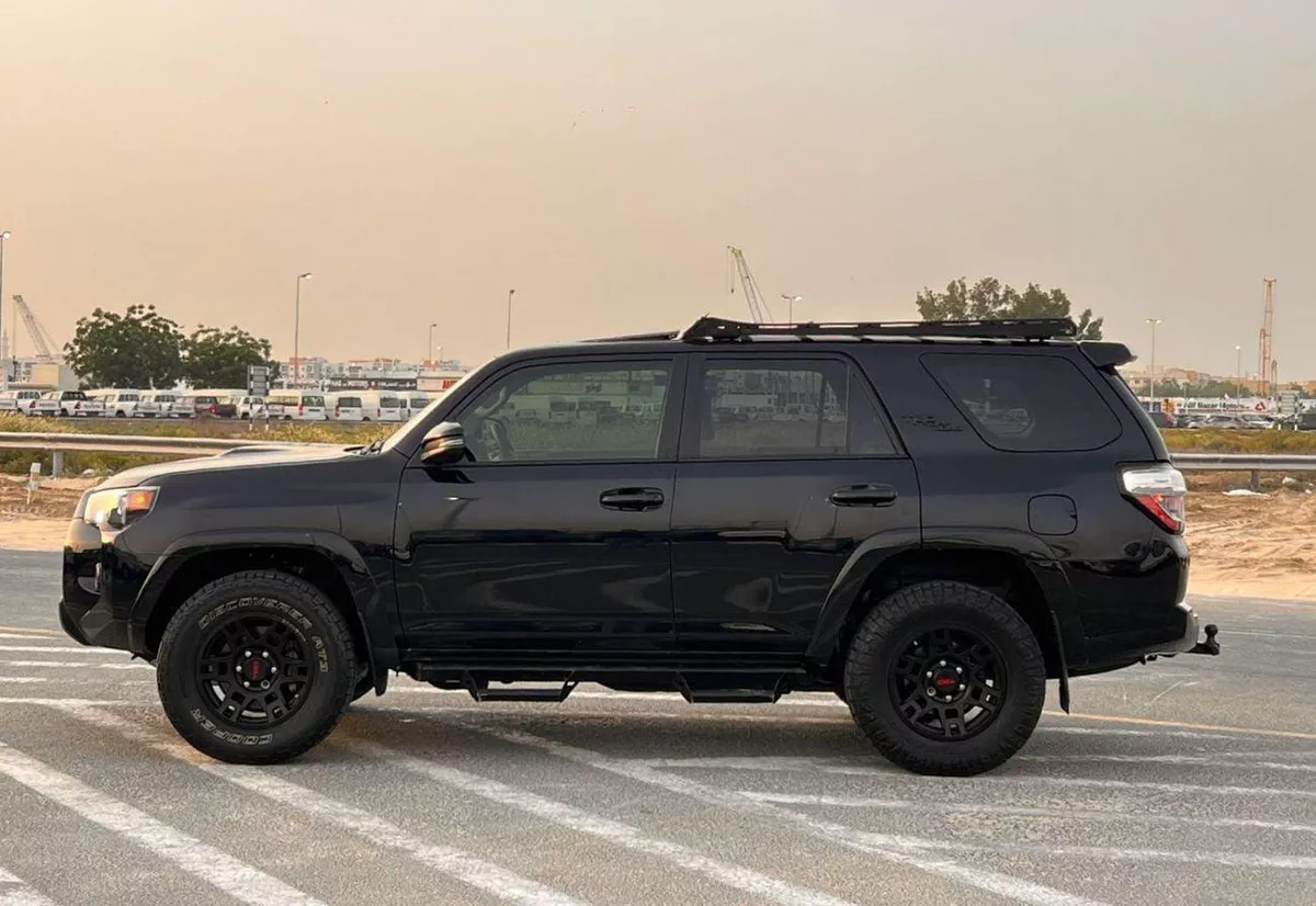 Toyota 4Runner  2023 Toyota 4Runner Full Option 4.0L V6 - Rear Camera - AWD 4x4 - Sunroof - Leather Se-3-0