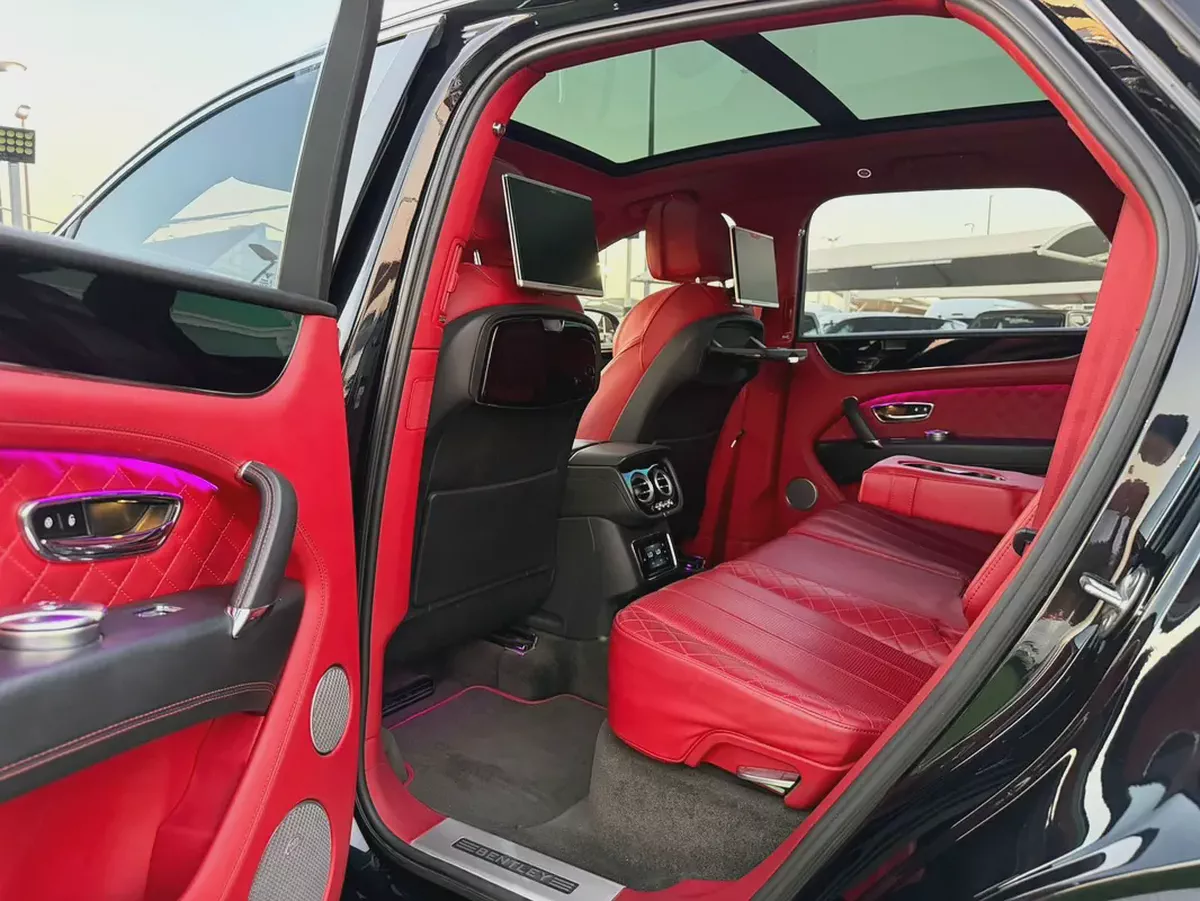 (2018) BENTLEY BENTYAGA //W12// GCC FULL OPTION -ORIGINAL PAINT--11-11