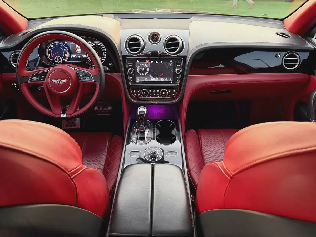 (2018) BENTLEY BENTYAGA //W12// GCC FULL OPTION -ORIGINAL PAINT--12-12