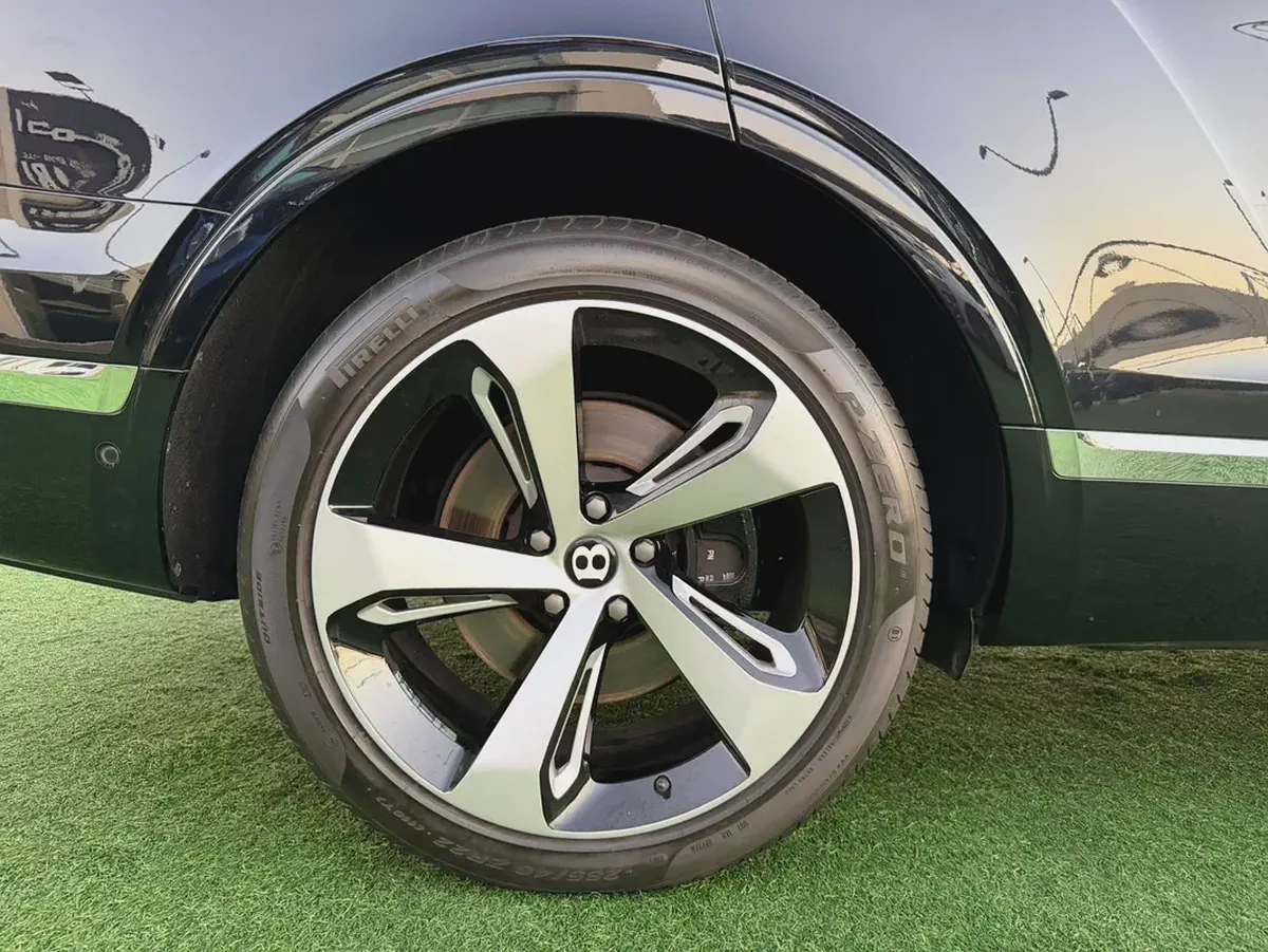 (2018) BENTLEY BENTYAGA //W12// GCC FULL OPTION -ORIGINAL PAINT--18-18
