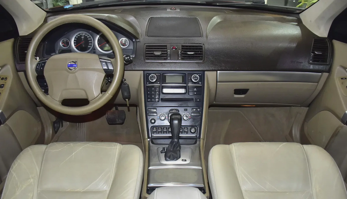EXCELLENT DEAL for our Volvo XC90 3.2 AWD ( 2011 Model ) in Red Color GCC Specs-10-10