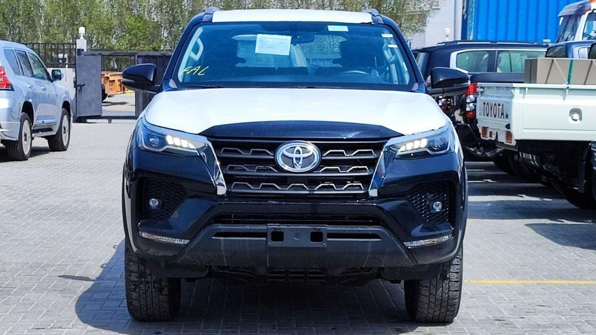 Toyota Fortuner EXR Toyota Fortuner / 2.7L V4 Petrol /  Climate Control / Only for Africa Special Price