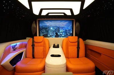 Mercedes Benz V300 AVANTGARDE VIP BUSINESS VAN –  FULL LUXURY OPTION | BRAND NEW | GCC | 2025-11