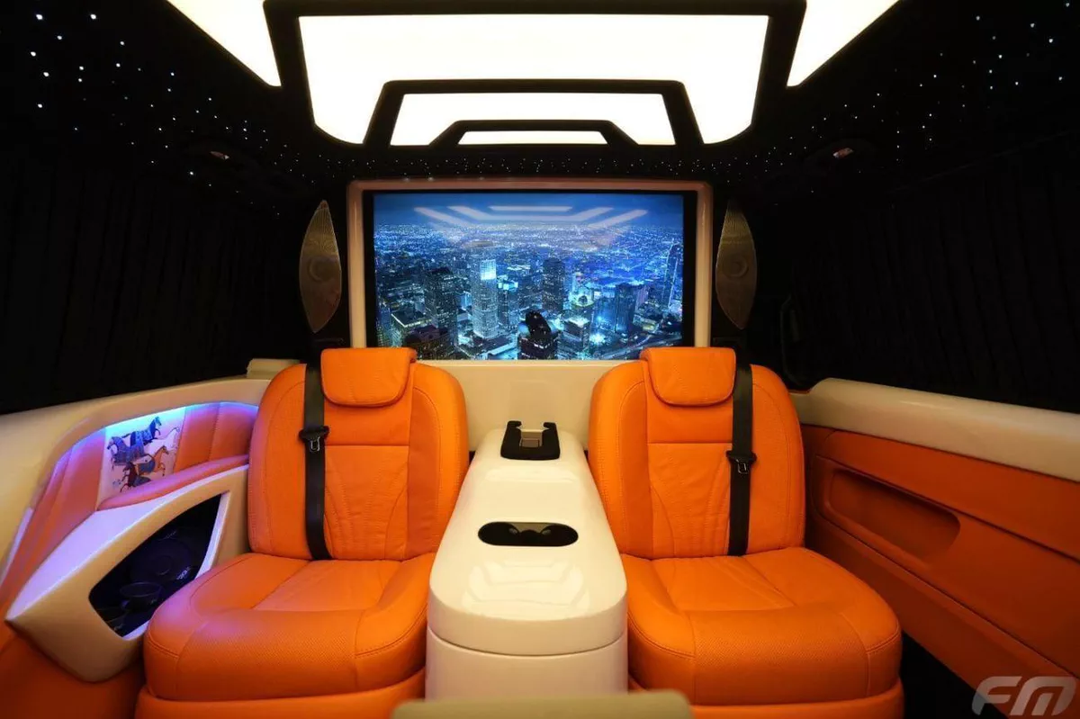 Mercedes Benz V300 AVANTGARDE VIP BUSINESS VAN –  FULL LUXURY OPTION | BRAND NEW | GCC | 2025-11-0