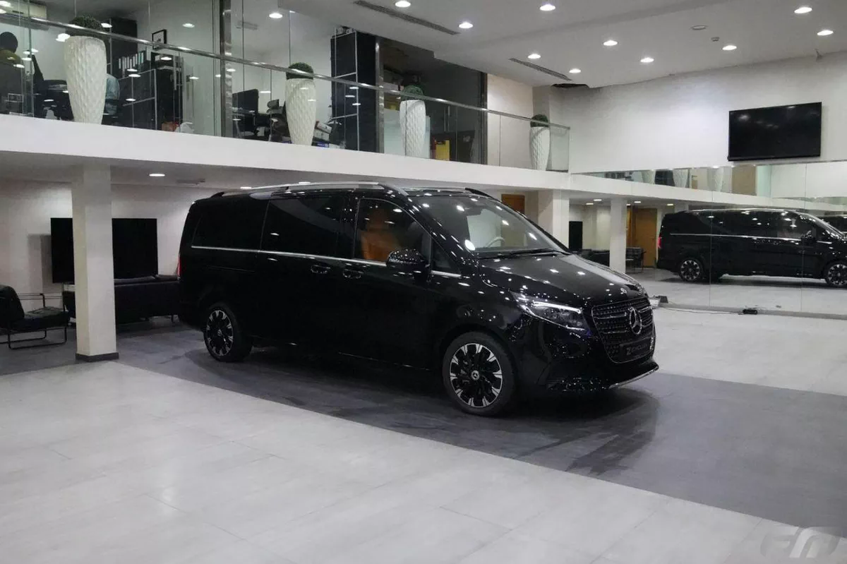 Mercedes Benz V300 AVANTGARDE VIP BUSINESS VAN –  FULL LUXURY OPTION | BRAND NEW | GCC | 2025-21-0