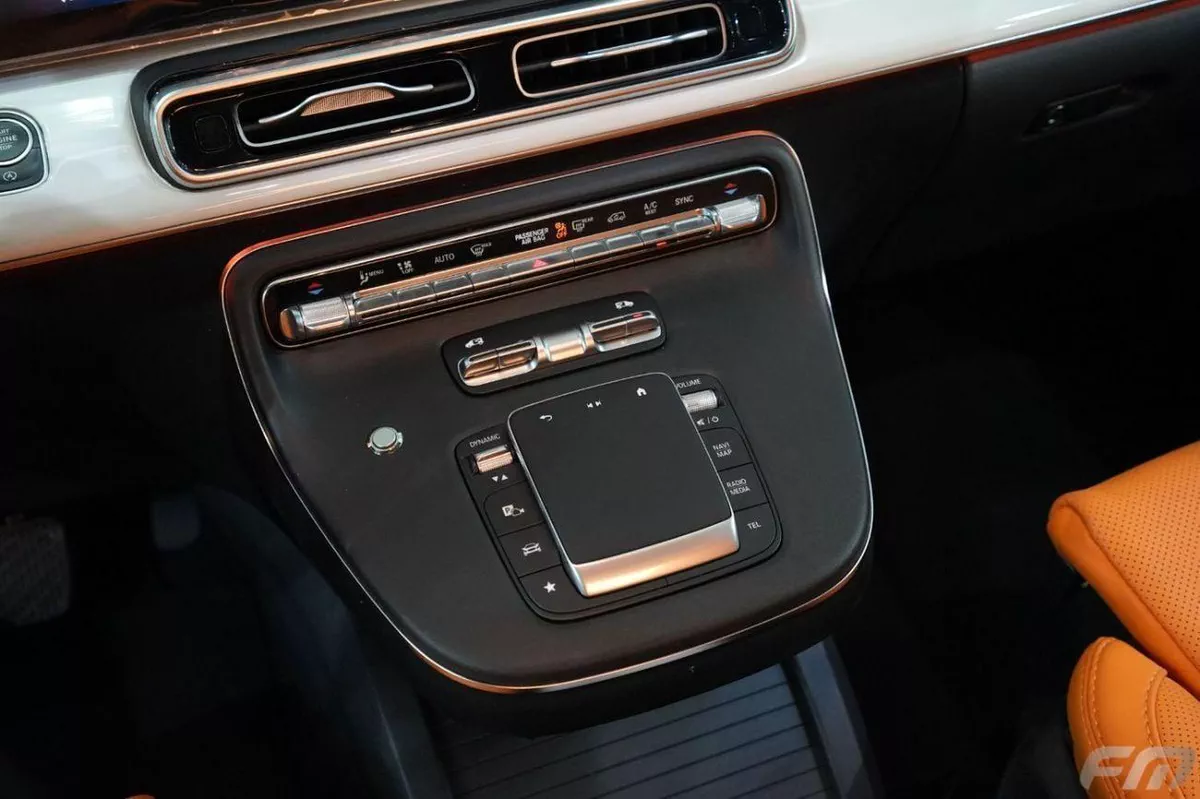 Mercedes Benz V300 AVANTGARDE VIP BUSINESS VAN –  FULL LUXURY OPTION | BRAND NEW | GCC | 2025-7-0