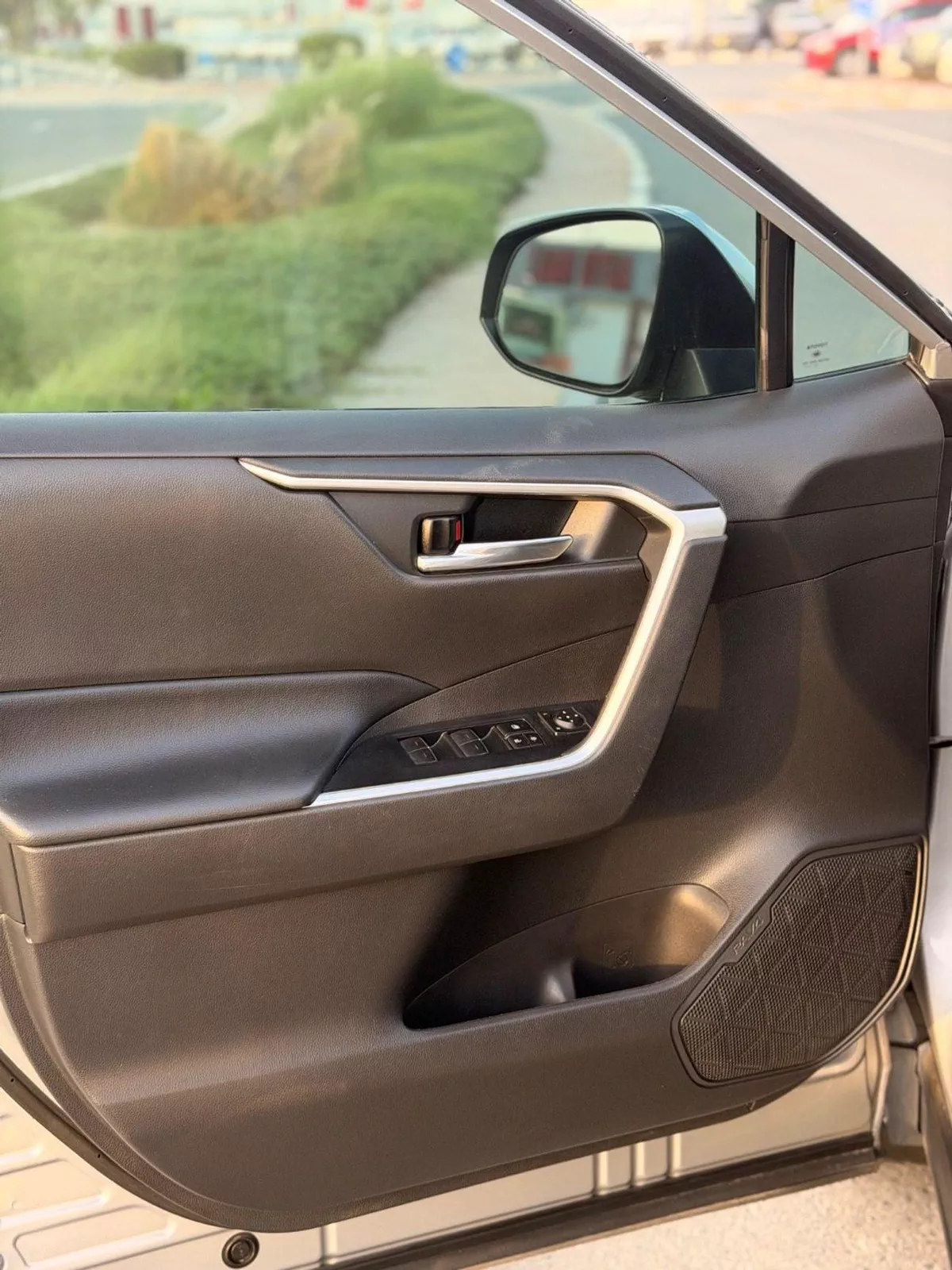Toyota RAV4 XLE HEV Hybrid XLE 2.5L-9-0
