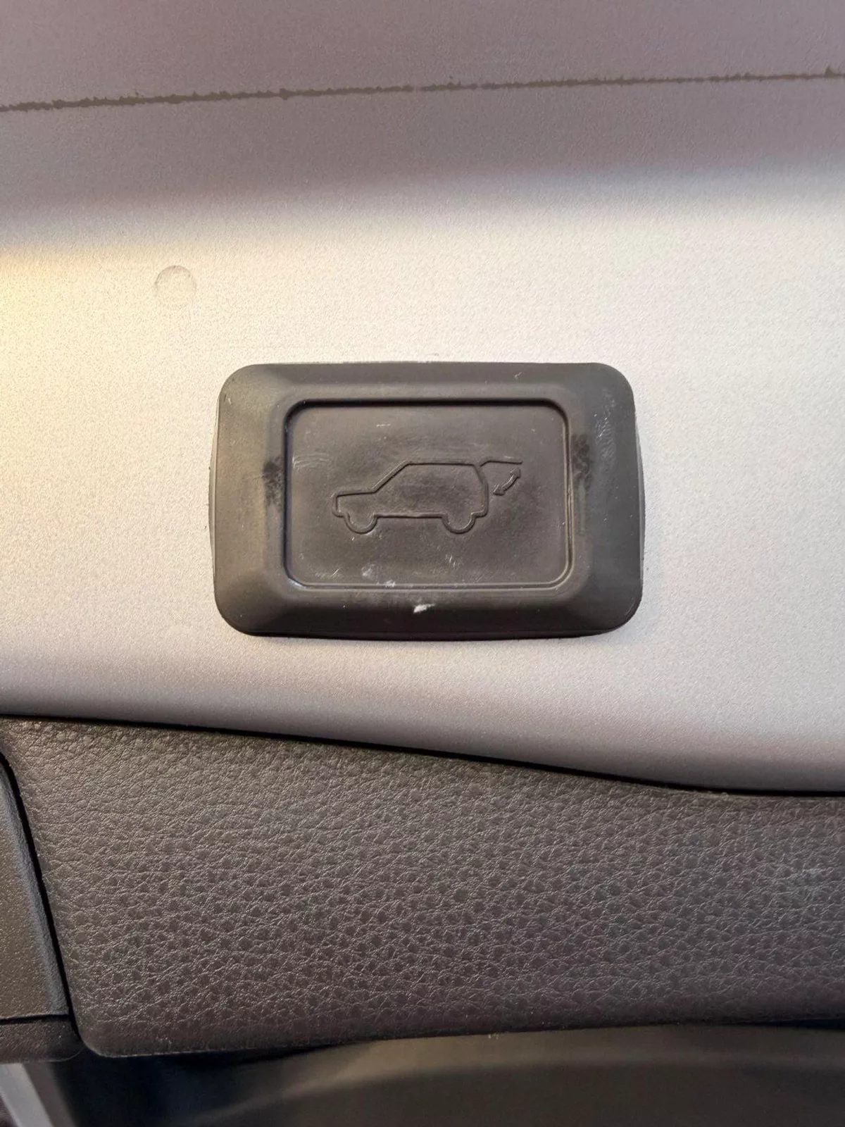 Toyota RAV4 XLE HEV Hybrid XLE 2.5L-18-0