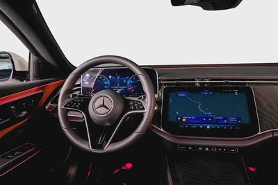Mercedes Benz E200-Low Mleage-Avantgarde Exterior Package-20 Inch AMG Rims High Gloss Black-11