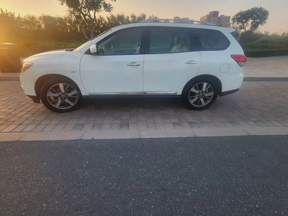 4X4 Nissan Pathfinder SV 2014 GCC Specs single owner used perfect condition-9-9