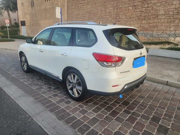 4X4 Nissan Pathfinder SV 2014 GCC Specs single owner used perfect condition