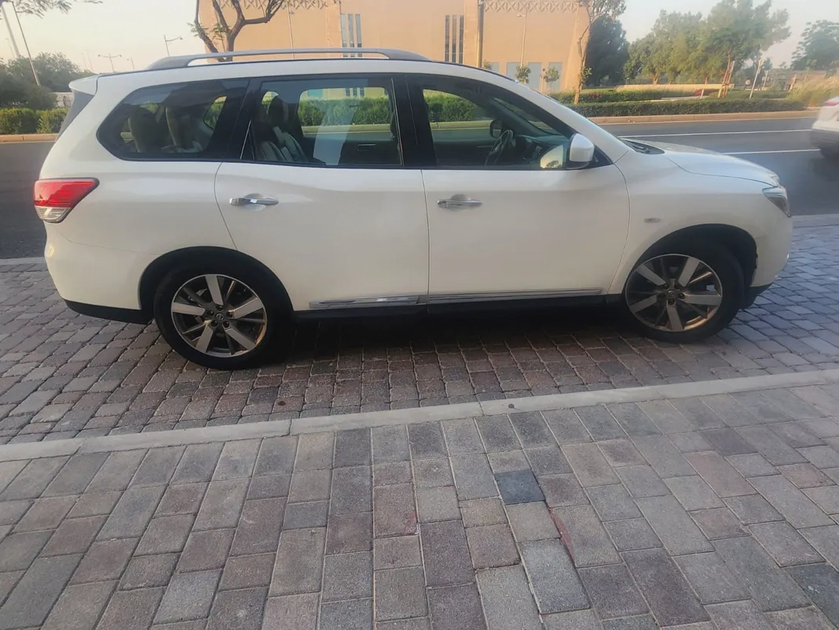 4X4 Nissan Pathfinder SV 2014 GCC Specs single owner used perfect condition-3-3
