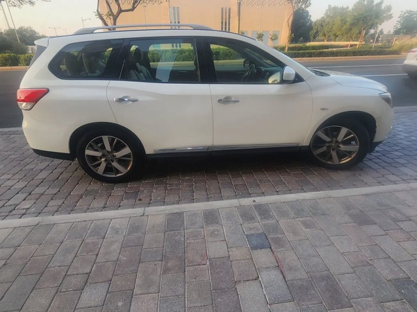 4X4 Nissan Pathfinder SV 2014 GCC Specs single owner used perfect condition