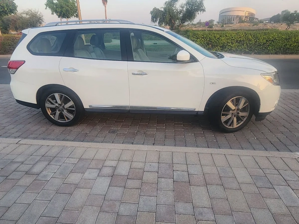 4X4 Nissan Pathfinder SV 2014 GCC Specs single owner used perfect condition