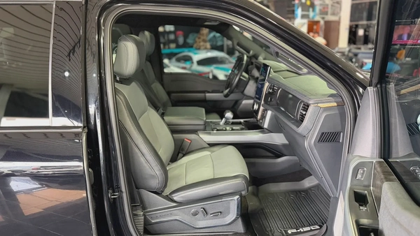 FORD F-150 LIGHTNING LARIAT ,EV, NO ACCIDENT, NO PAINT
