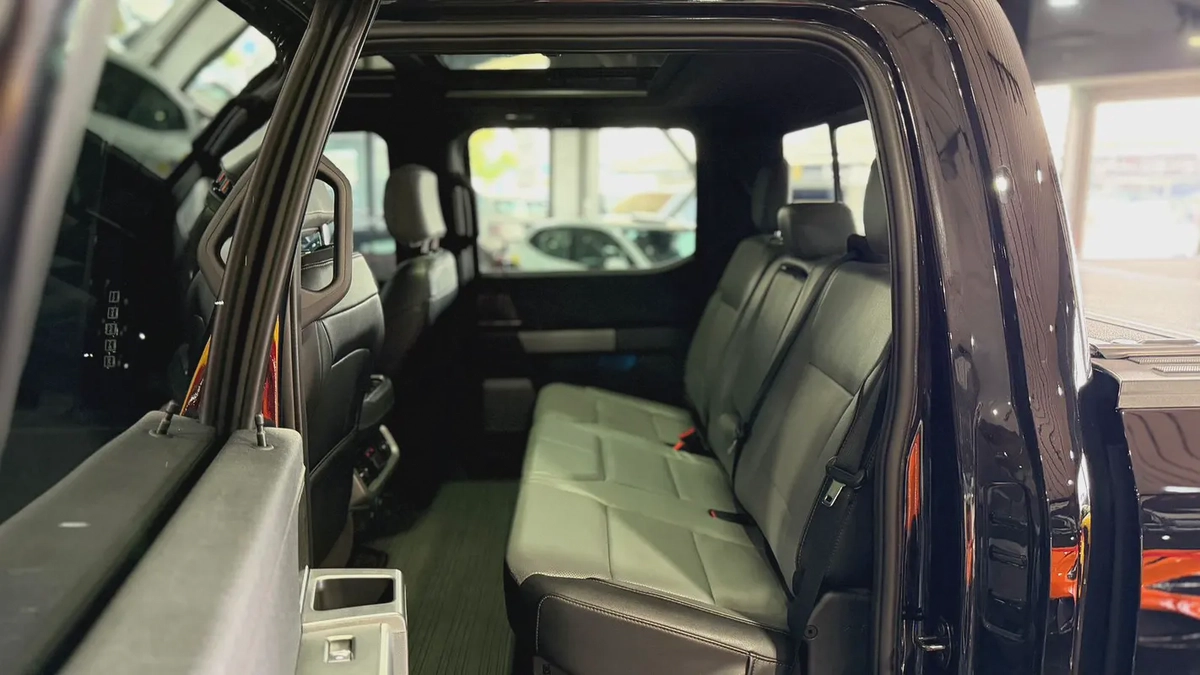 FORD F-150 LIGHTNING LARIAT ,EV, NO ACCIDENT, NO PAINT-8-8