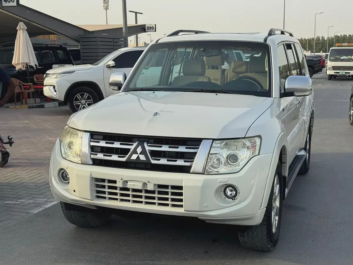 Mitsubshi pajero 2014 fullopshin white color GCC calen car-3-3
