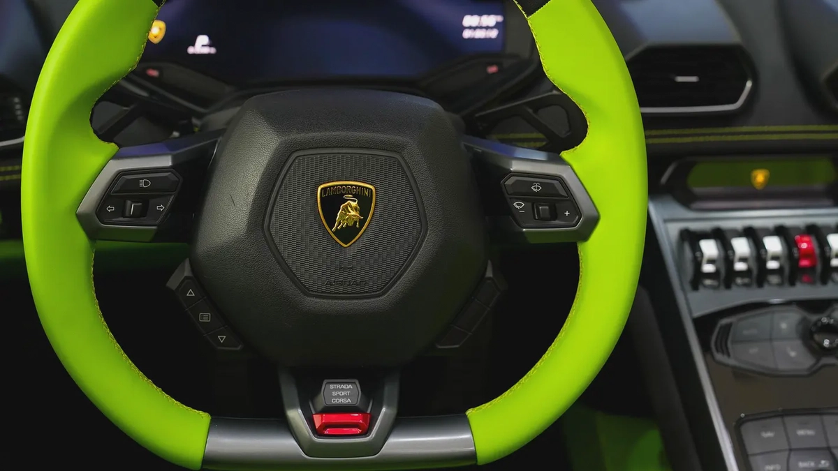 2018 - Lamborghini Huracan Evo - V10 for 660,000.00 AED-12-12