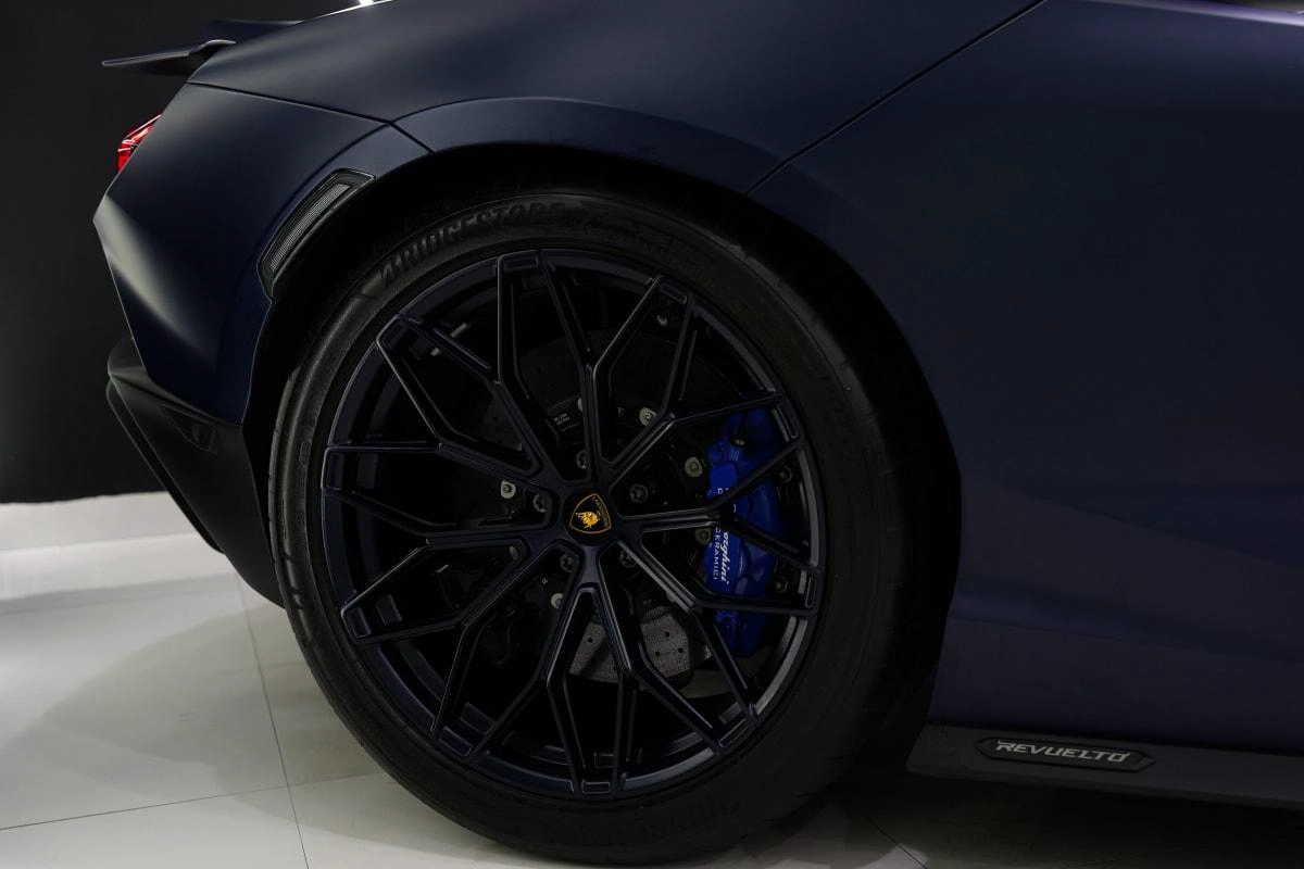 Lamborghini Revuelto-3-3