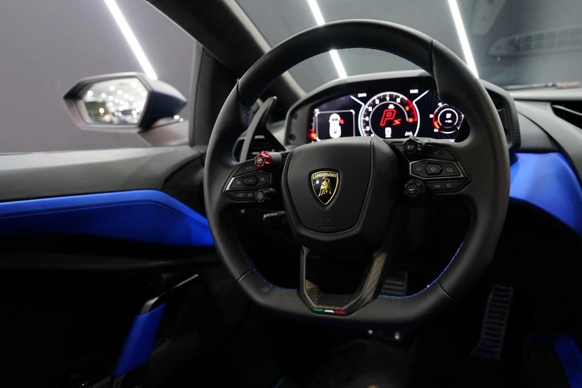 Lamborghini Revuelto-8-8