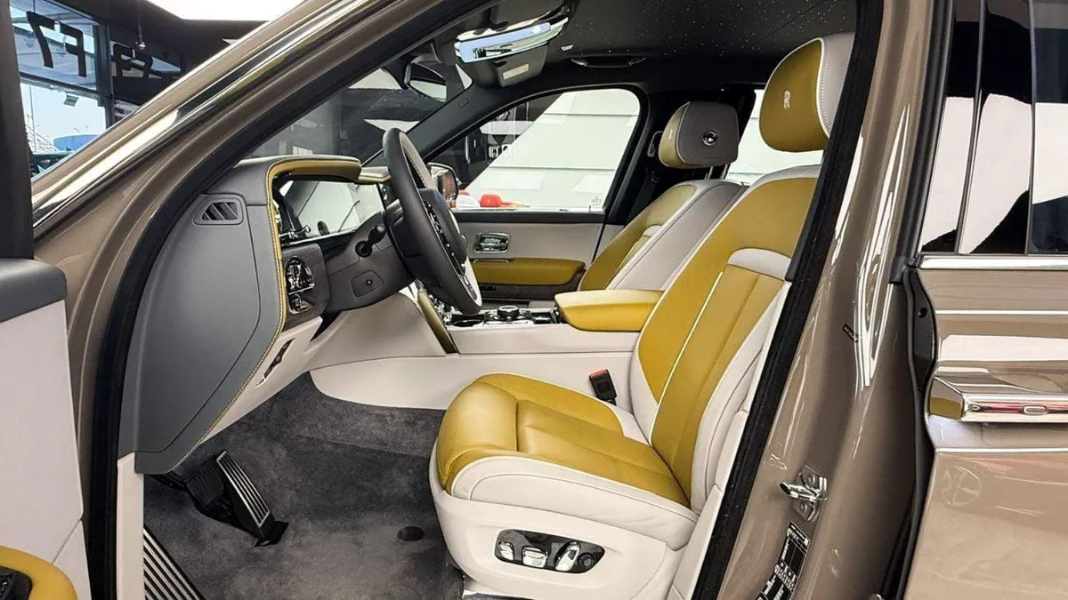 Rolls Royce Cullinan STD Rolls Royce Cullinan Silver Badge - 2025 - Bespoke Color Edition-9-0