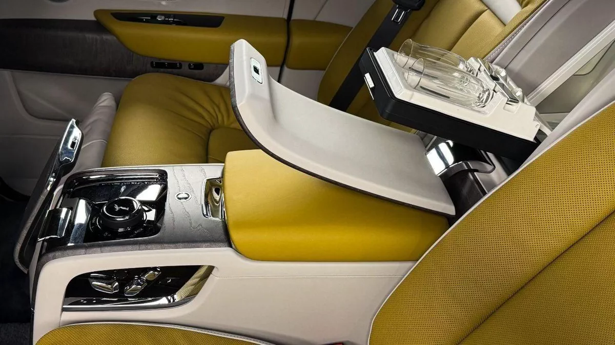 Rolls Royce Cullinan STD Rolls Royce Cullinan Silver Badge - 2025 - Bespoke Color Edition-13-0