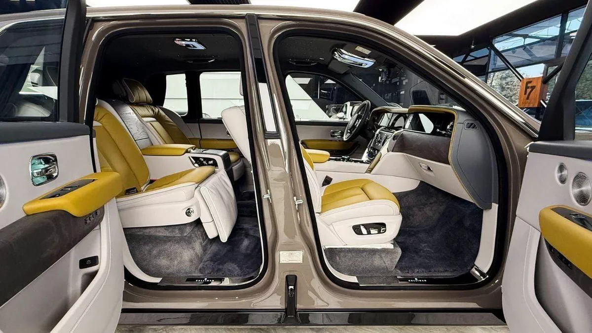 Rolls Royce Cullinan STD Rolls Royce Cullinan Silver Badge - 2025 - Bespoke Color Edition-15-0