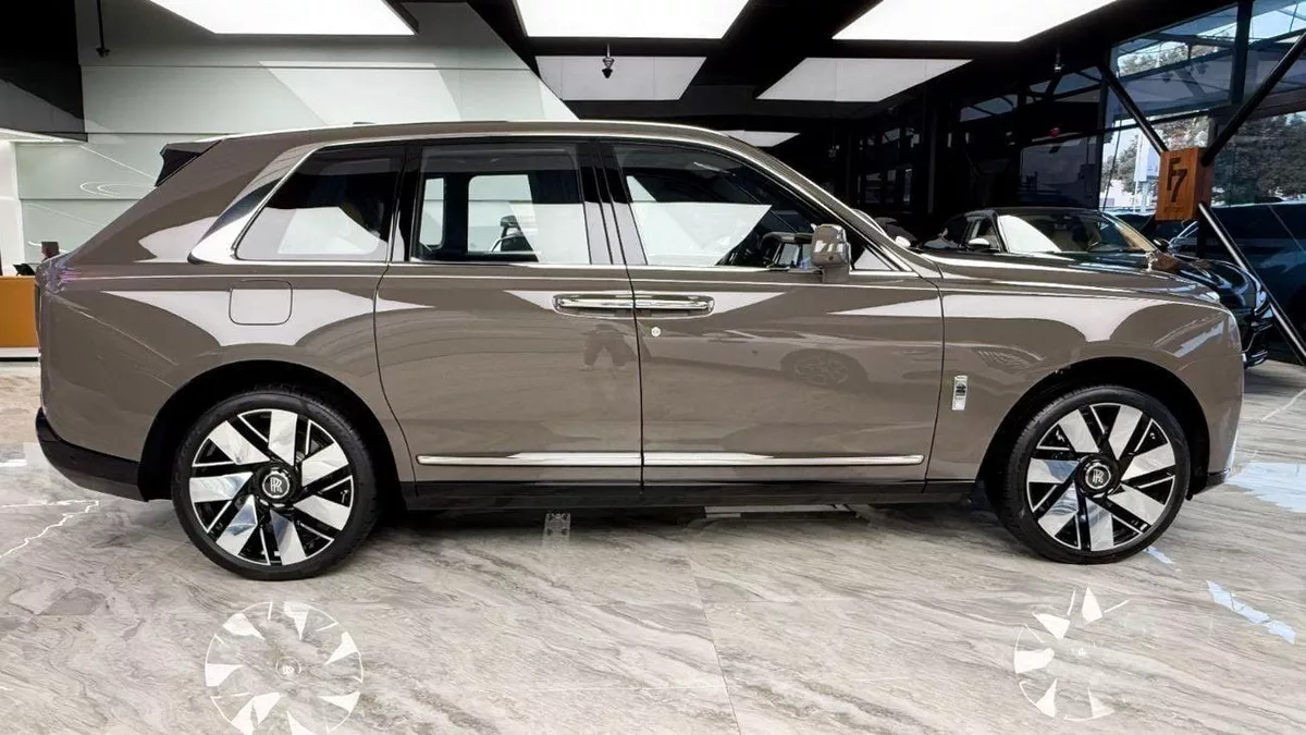 Rolls Royce Cullinan STD Rolls Royce Cullinan Silver Badge - 2025 - Bespoke Color Edition-16-0