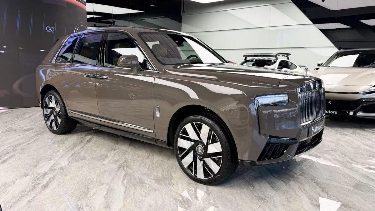 Rolls Royce Cullinan STD Rolls Royce Cullinan Silver Badge - 2025 - Bespoke Color Edition