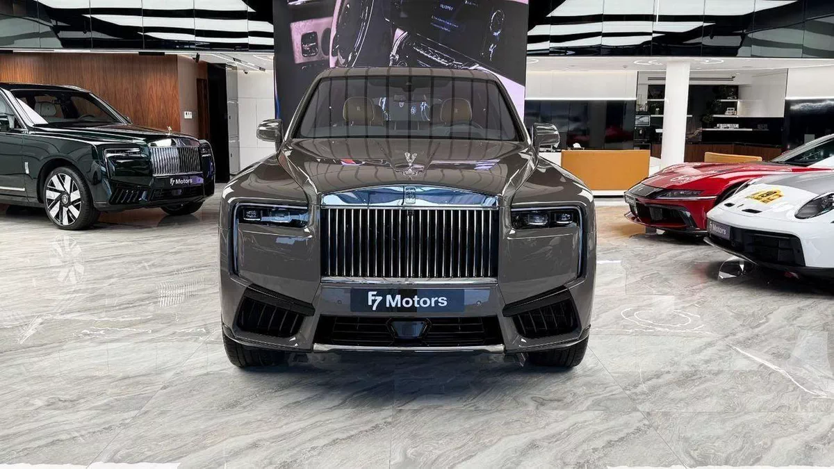 Rolls Royce Cullinan STD Rolls Royce Cullinan Silver Badge - 2025 - Bespoke Color Edition-1-0