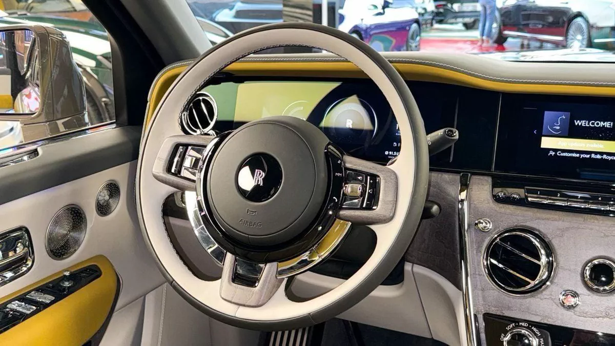 Rolls Royce Cullinan STD Rolls Royce Cullinan Silver Badge - 2025 - Bespoke Color Edition-3-0