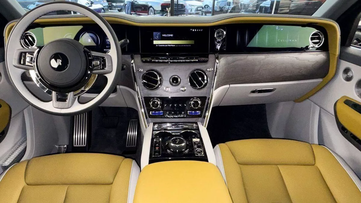 Rolls Royce Cullinan STD Rolls Royce Cullinan Silver Badge - 2025 - Bespoke Color Edition-4-0
