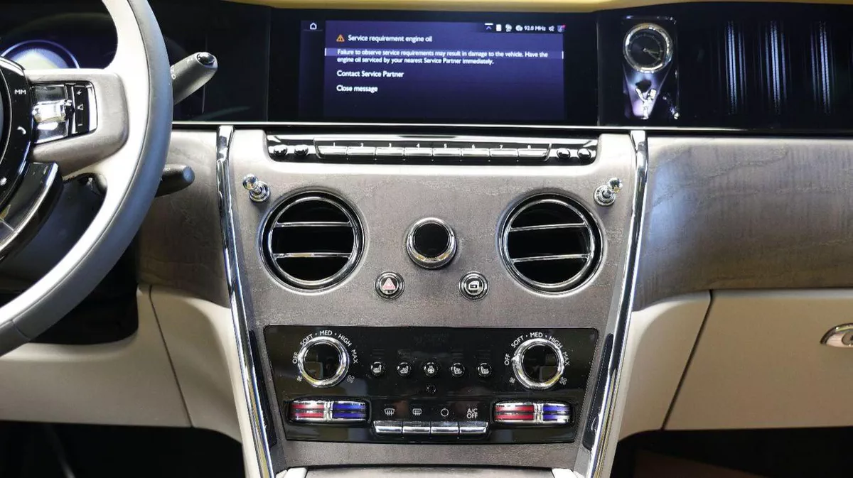Rolls Royce Cullinan STD Rolls Royce Cullinan Silver Badge - 2025 - Bespoke Color Edition-6-0