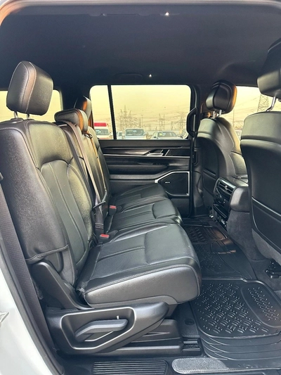 Jeep Wagoneer L Series I 2023 AWD-10