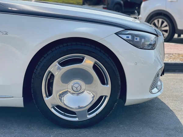 2022 Mercedes-Maybach S-Class S 680 GCC Specs in Dual Tone Color