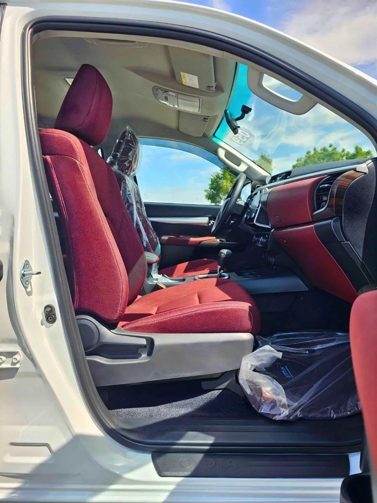 Toyota Hilux GLX SR5 TRD || WOOD INTERIOR W VISOR | 4.0L PETROL V6 4WD | BLIND SPOT | DIFFLOCK | DVD+CAMERA | READY S-8-0