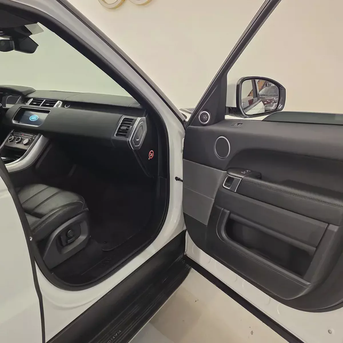 AED 2461 PM | RANGE ROVER SPORT SE 2017 | WELL MAINTAINED | 1 YEAR WARRANTY | GCC-13-13