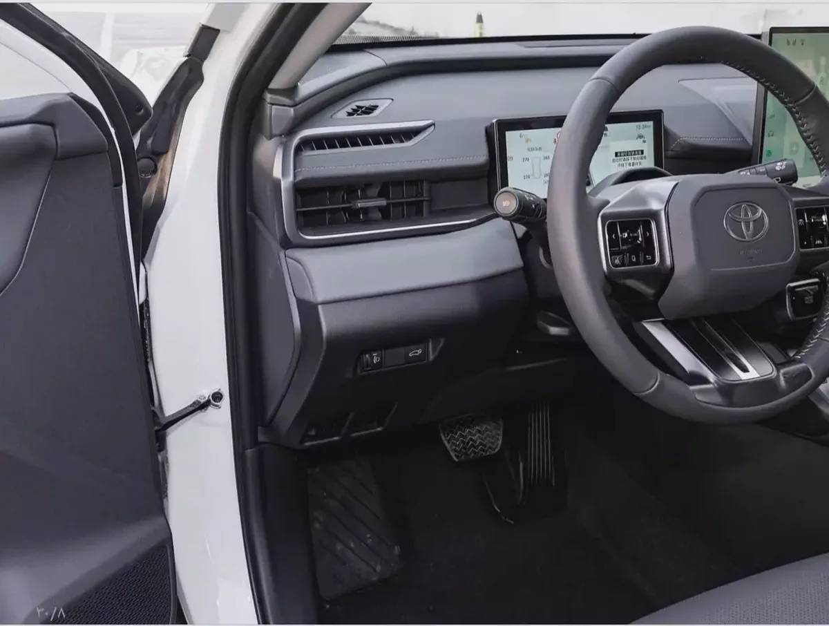 RAV 4 LUXURY / BRAND NEW / FULL OPTION-8-8
