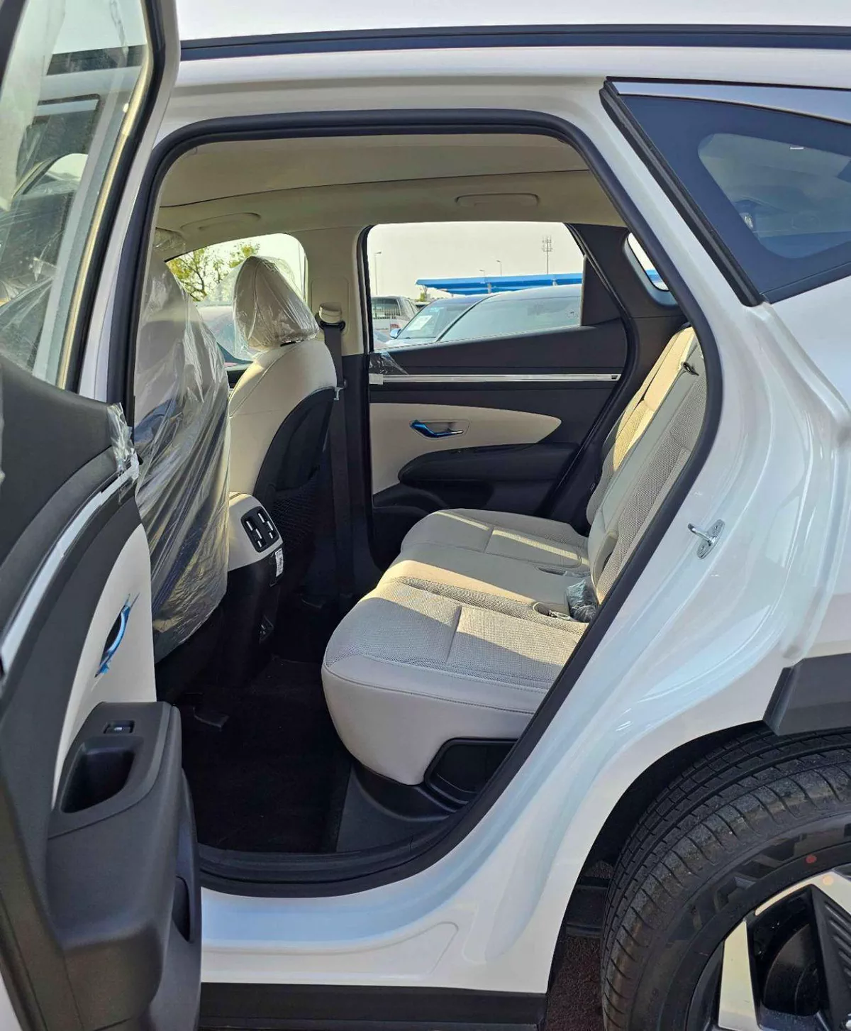 Hyundai Tucson SMART PLUS 1.6L V4 PETROL, PANORAMIC ROOF / FULL OPTION AND MUCH MORE-9-0