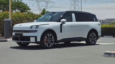 Lynk & Co 900 (White)-3
