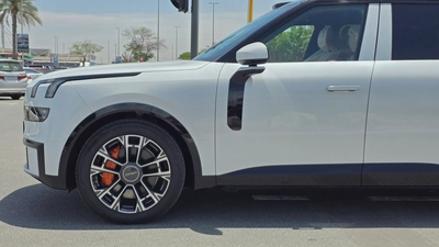 Lynk & Co 900 (White)-4