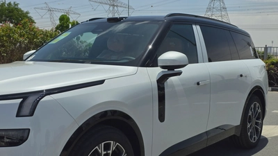 Lynk & Co 900 (White)-5