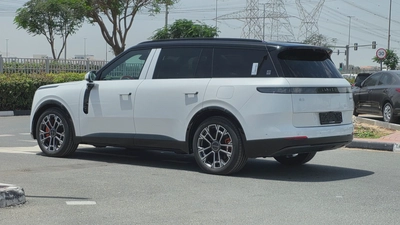 Lynk & Co 900 (White)-13
