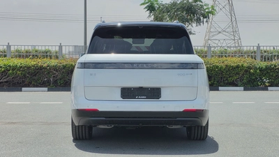 Lynk & Co 900 (White)-12