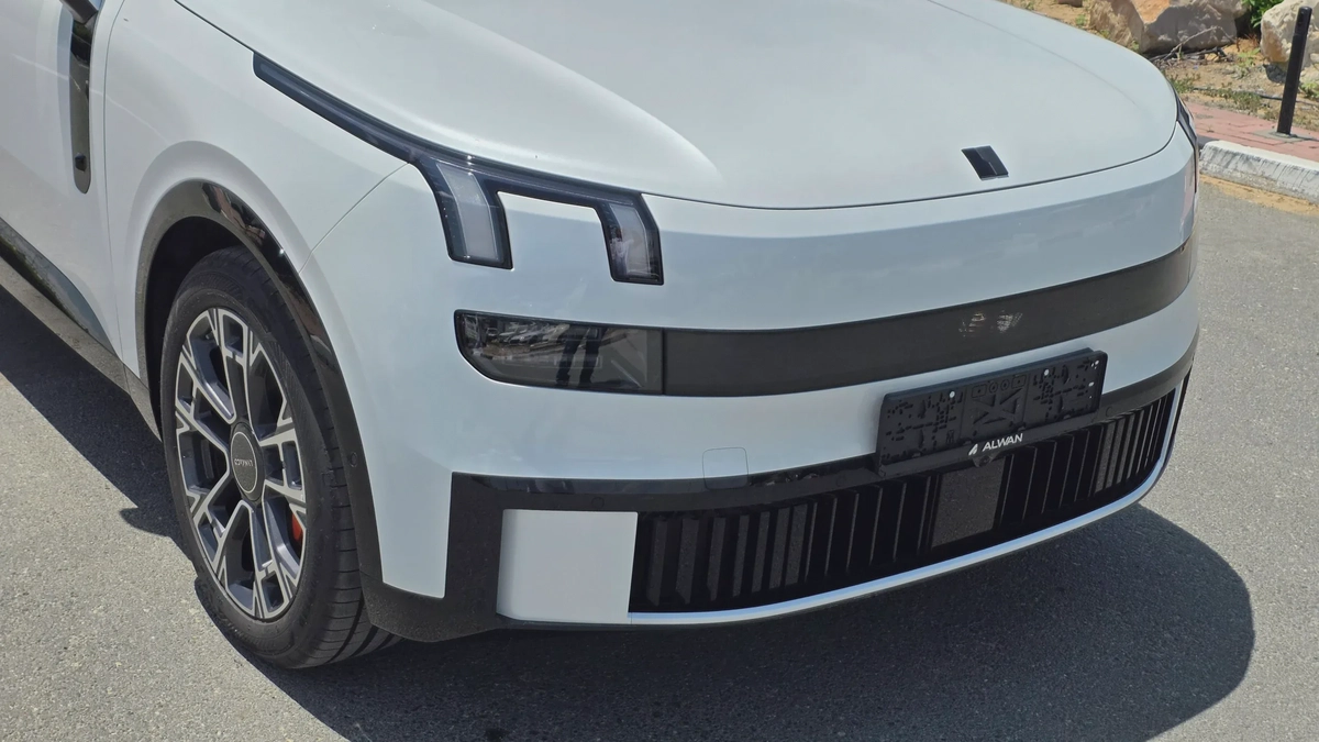 Lynk & Co 900 (White)-1-1