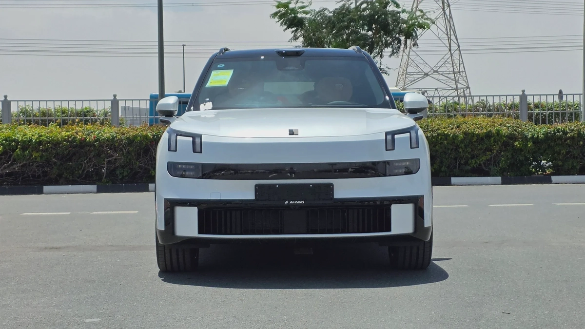 Lynk & Co 900 (White)-2-2