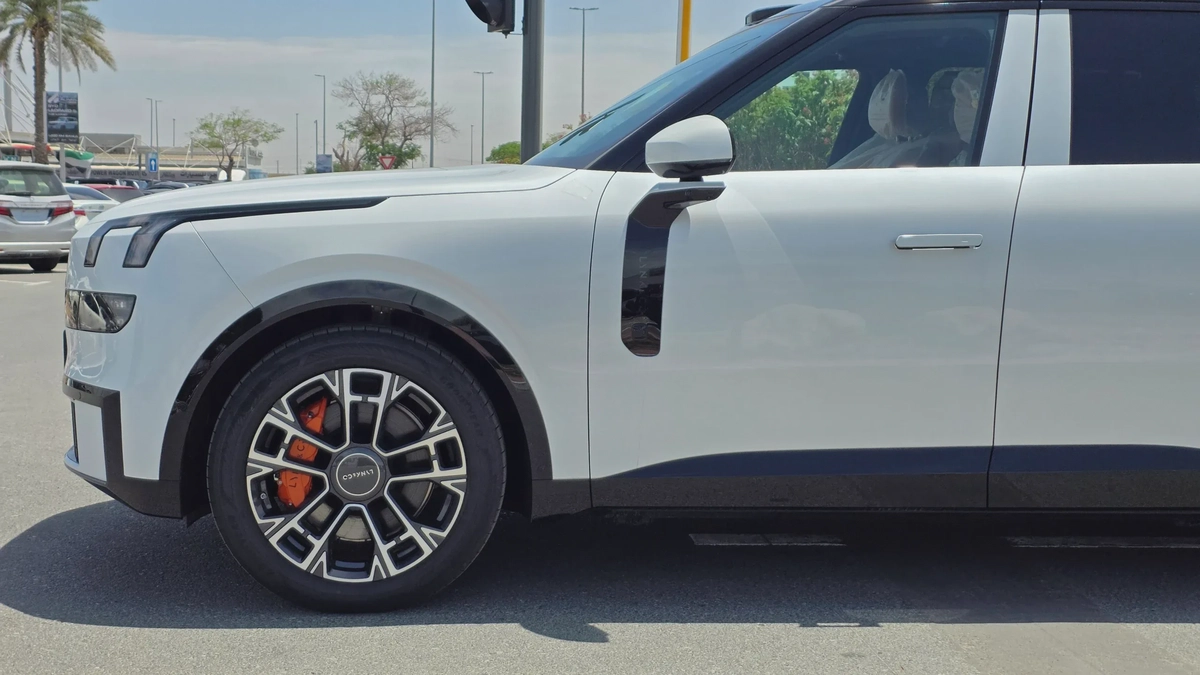 Lynk & Co 900 (White)-4-4